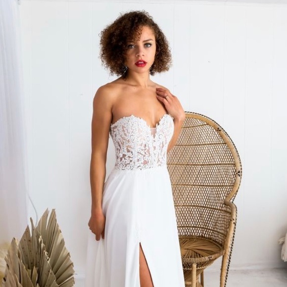 Size 4 Strapless Sweetheart Neckline Wedding Gown - Picture 3 of 6